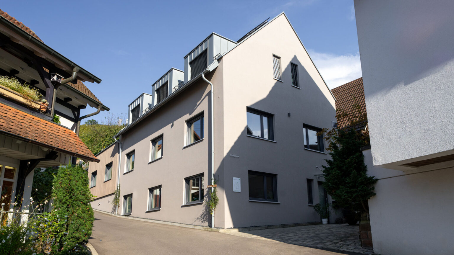 Außenansicht der Zahnarztpraxis am Durbach von der Hausrückseite